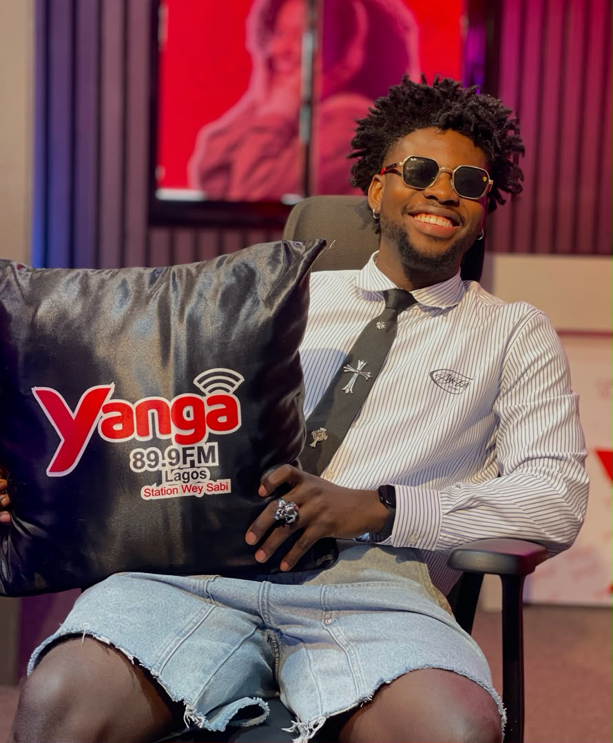 Asake dey perform live for stage